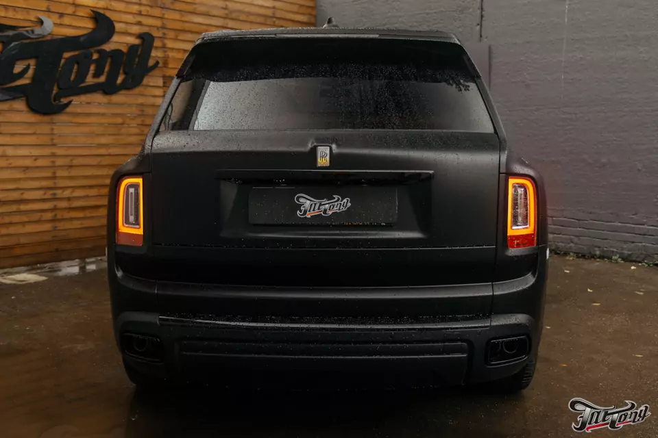 Защитили Rolls-Royce Cullinan матовым полиуретаном, выполнили антихром, окрасили диски в черный глянец и выполнили фирменный шиномонтаж на стендах Hunter